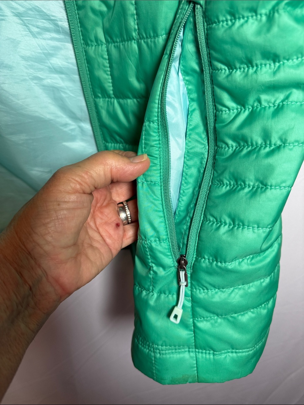 Patagonia Women's Bright Spring Green Quilted Vest; Baby Blue Lining - Picture 5 of 9